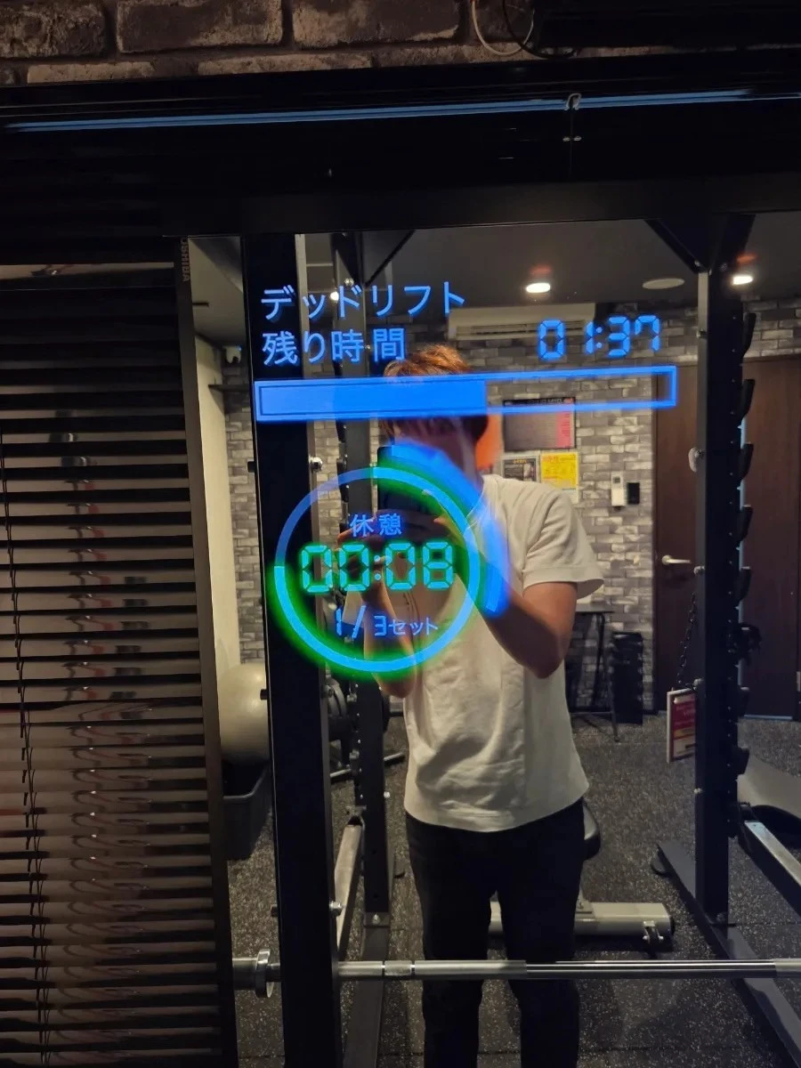 AIスマートミラーに表示されたデッドリフトの残り時間のタイマー